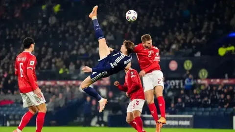 “曼联欧战征程势头猛烈，阿莫林执教策略显奇效”